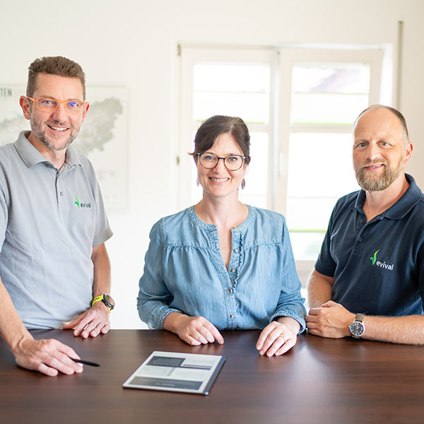 Das evival-Team bei einer Besprechung